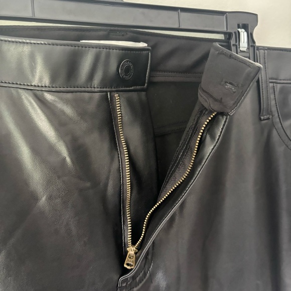 Abercrombie & Fitch The 90s Straight Ultra High Rise Faux Leather Pant Black - Picture 9 of 11
